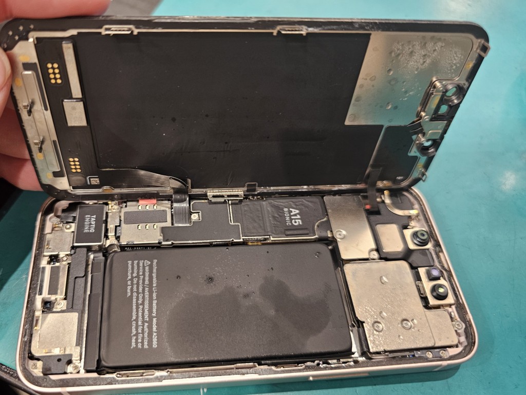 iPhone/スマホの水没修理は【スマホ修理工房北千住マルイ店】へ！